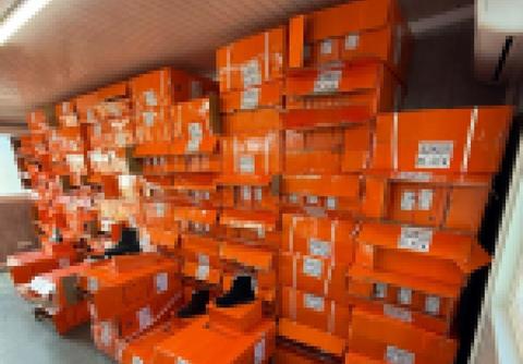 Tulcea: Mii de perechi de încălţăminte susceptibile a fi contrafăcute, în valoare de peste 16,5 milioane de lei, descoperite de poliţiştii de frontieră / Marfa era destinată unei firme din Ucraina 
