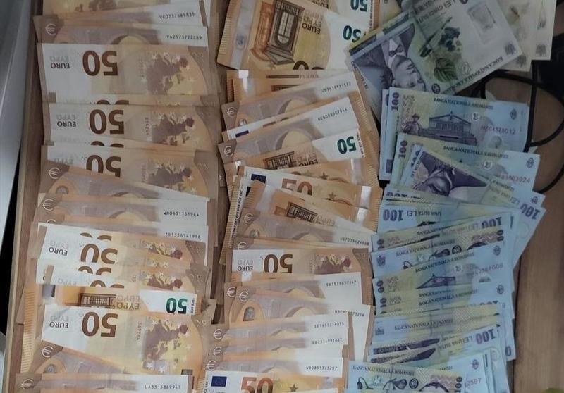 Persoană înşelată cu peste 600.000 de euro de cinci infractori care i-ar fi propus o afacere prin care să poată deconta o presupusă filă cec emisă de SUA în valoare de 50 de milioane de de dolari/ Percheziţii în Bucureşti şi mai multe oraşe