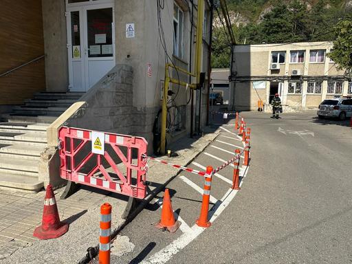 UPDATE - Intervenţie a pompierilor la Spitalul Judeţean din Piatra Neamţ, după ce a fost sesizat miros de gaz în zona Pavilionului de Interne/ A fost solicitată şi intervenţia reprezentanţilor Delgaz Grid/ Aceştia au oprit alimentarea cu gaz