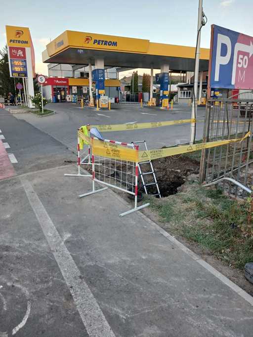 UPDATE - Harghita: Conductă de gaz, fisurată în urma unor lucrări, lângă o benzinărie din Odorheiu Secuiesc/ Pompierii asigură zona/ Benzinăria, închisă