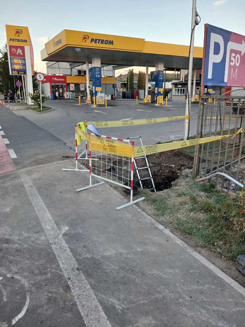 Harghita: Conductă de gaz, fisurată în urma unor lucrări, lângă o benzinărie din Odorheiu Secuiesc/ Pompierii asigură zona/ Benzinăria, închisă
