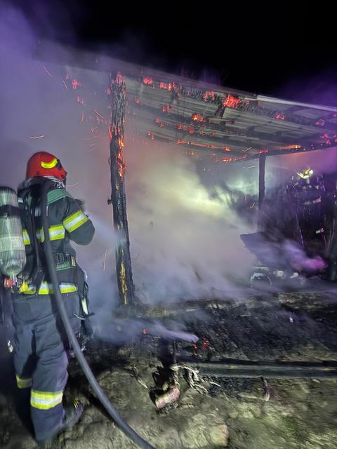 Vâlcea: Un adult şi un copil, găsiţi carbonizaţi după un incendiu care a cuprins o anexă dintr-o gospodărie, la Livezi