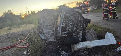 Suceava - Două persoane, găsite carbonizate într-o maşină care a luat foc după ce a lovit un cap de pod - FOTO