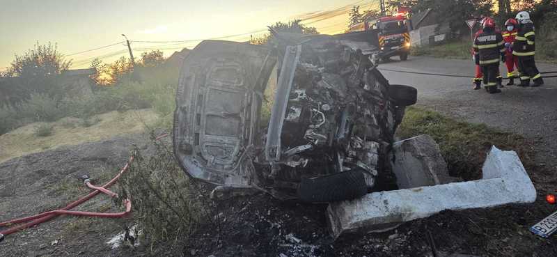 Suceava - Două persoane, găsite carbonizate într-o mașină care a luat foc după ce a lovit un cap de pod - FOTO