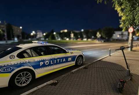 Un băiat de 14 ani a ajuns la spital după ce a căzut de pe o trotinetă electrică pe un bulevard din Craiova / Poliţiştii susţin că acesta nu era echipat corespunzător 
