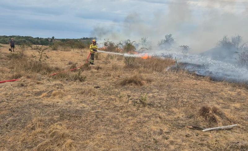 Incendii puternice de pădure în judeţele Bihor şi Vâlcea/ Intervenţiile pompierilor, îngreunate de vânt/ Sâmbătă, aproape toată ţara este sub Cod galben de caniculă/ În Banat şi Oltenia, temperaturi de până la 36 de grade