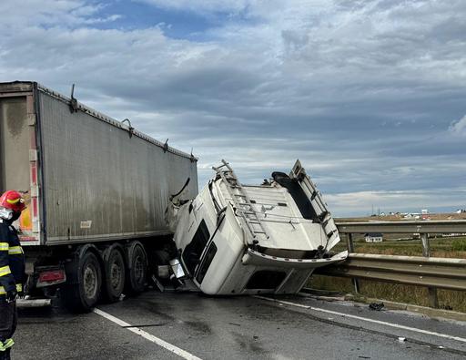 Accident rutier în care a fost implicat un autocamion, produs pe şoseaua de centură a municipiului Suceava / Şoferul maşinii de mare tonaj, preluat de un echipaj SMURD - FOTO