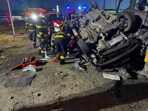 Timiş - Bărbat la spital, după ce s-a răsturnat cu autoturismul. a fost necesară intervenţia echipei de descarcerare - FOTO