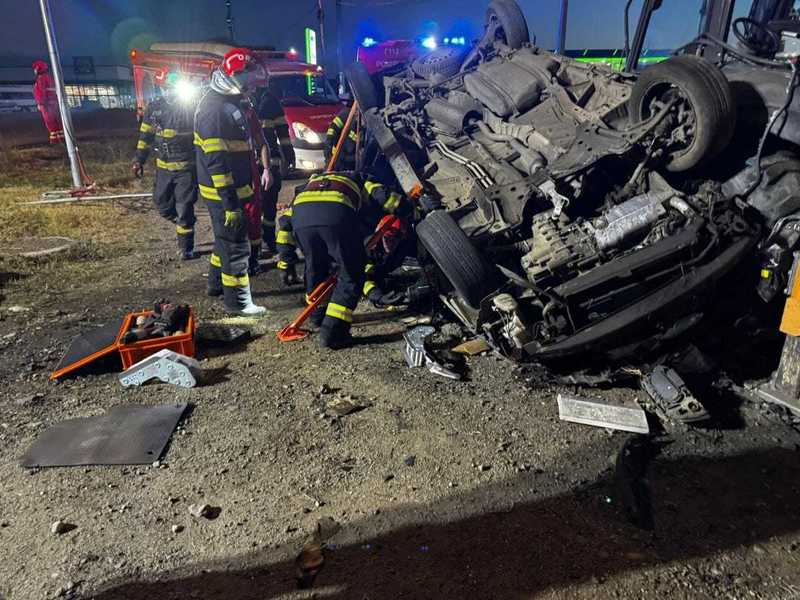 Timiş - Bărbat la spital, după ce s-a răsturnat cu autoturismul. a fost necesară intervenţia echipei de descarcerare - FOTO