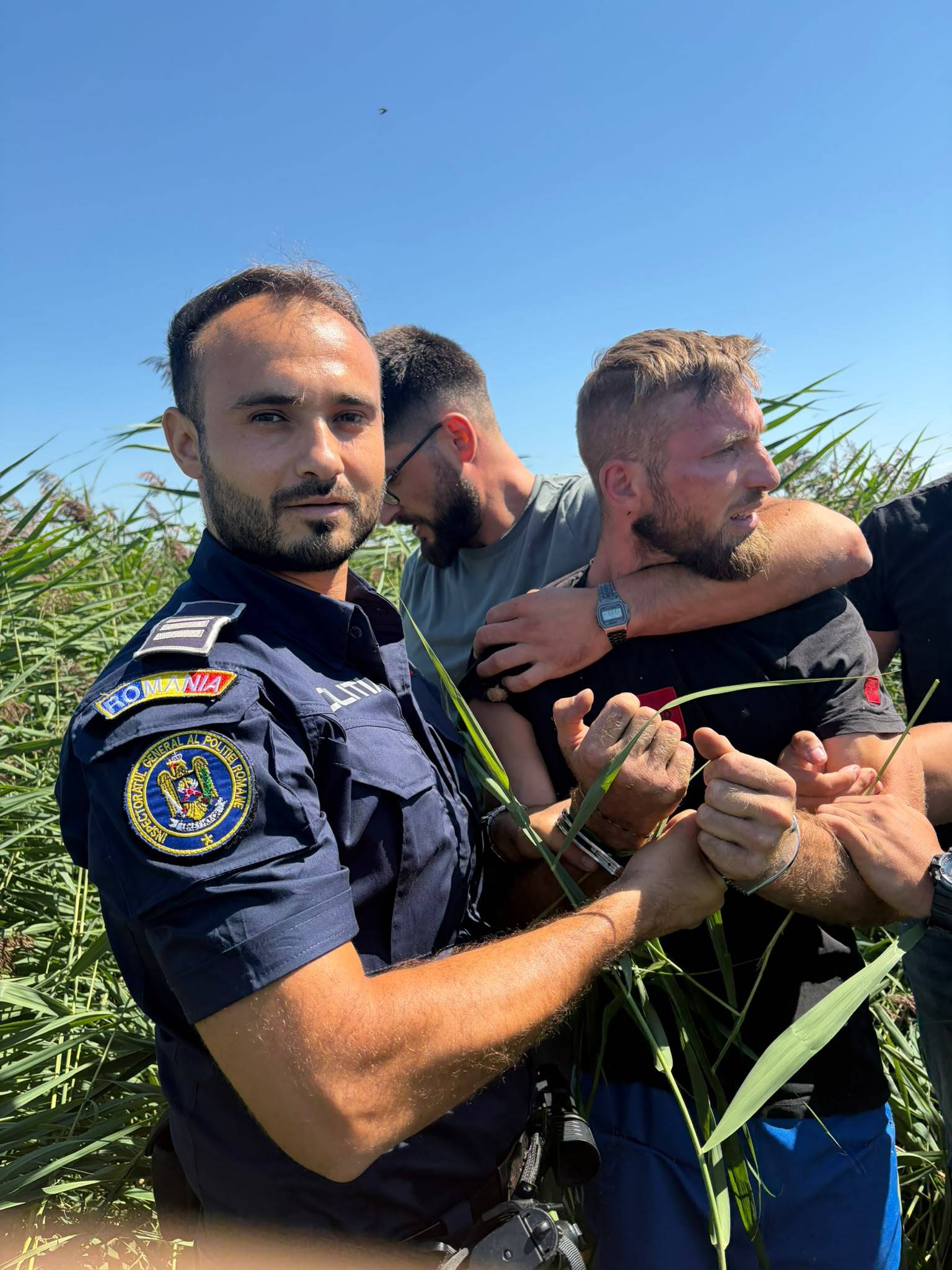UPDATE - Bărbatul din Republica Moldova care a abandonat lângă o pădure din Mehedinţi o maşină furată din Bulgaria, prins în judeţul Dolj / A rănit poliţişti în Bulgaria, după ce a refuzat să oprească la semnale – FOTO / VIDEO
