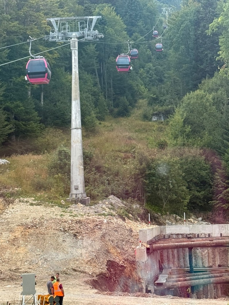 Funcţionarea telegondolei din Sinaia, sistată după ce un pilon al instalaţiei s-a deplasat „în afara parametrilor de siguranţă” din cauza unui şantier deschis pentru construirea unui hotel