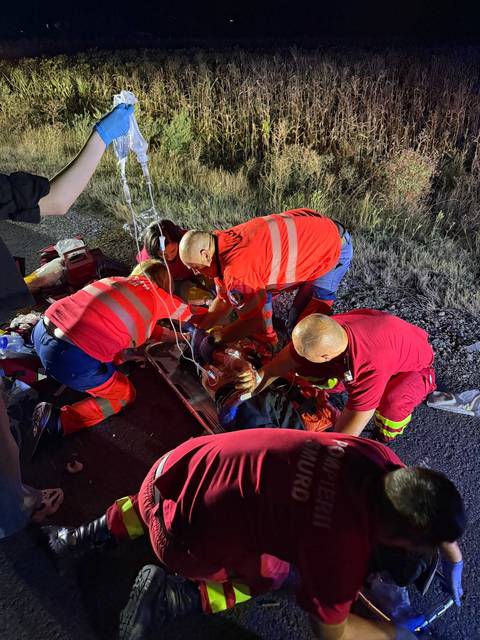 Vaslui: Pieton în stare gravă, după ce a fost lovit de o maşină şi proiectat la distanţă/ Un echipaj de la Ambulanţă, care trecea prin zonă, a stabilizat victima