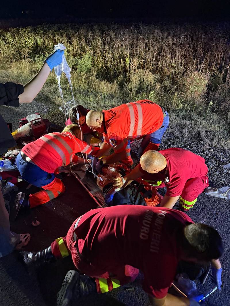 Vaslui: Pieton în stare gravă, după ce a fost lovit de o maşină şi proiectat la distanţă/ Un echipaj de la Ambulanţă, care trecea prin zonă, a stabilizat victima