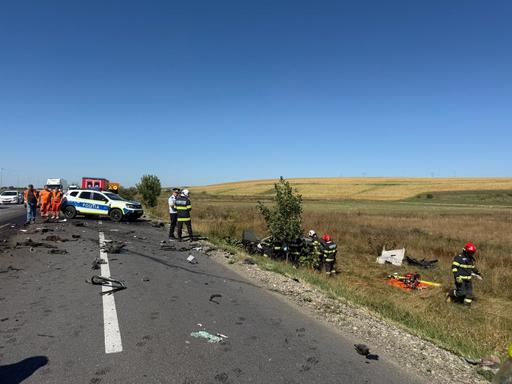 Iaşi: Un camion s-a răsturnat peste o maşină / O persoană a murit, alta fiind inconştientă – FOTO