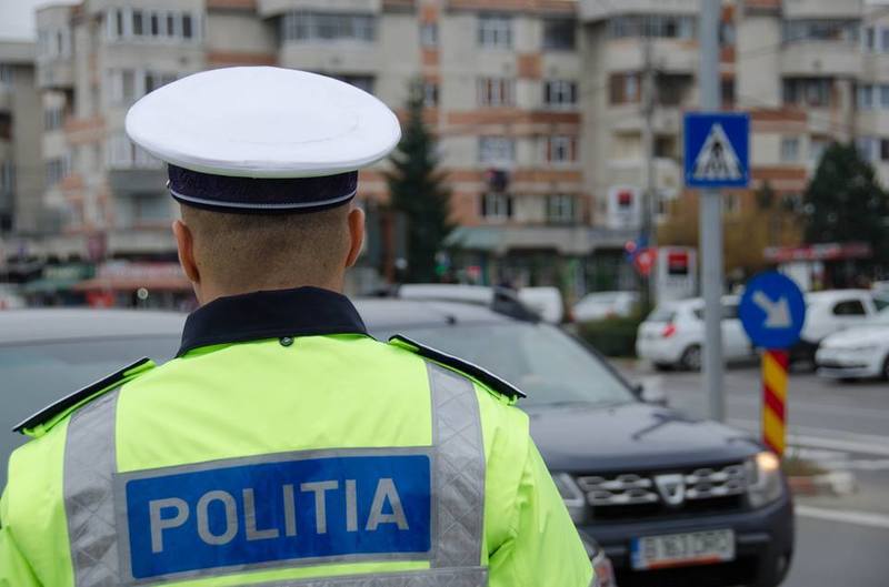 Poliţist pe motocicletă, implicat în accident rutier în Bucureti / A fost rănit