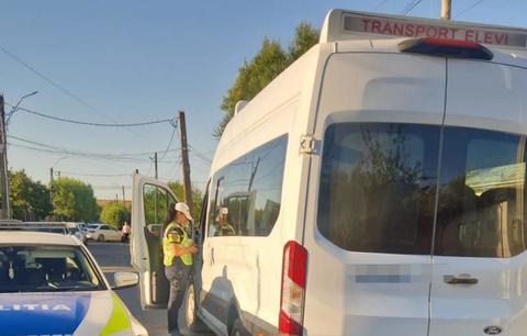 Şoferul unui microbuz şcolar care transporta şapte copii la grădiniţă, prins conducând sub influenţa alcoolului/ Bărbatul a fost amendat şi va rămâne fără permis auto/ Incidentul, la două zile după unul similar, petrecut în Timiş - FOTO