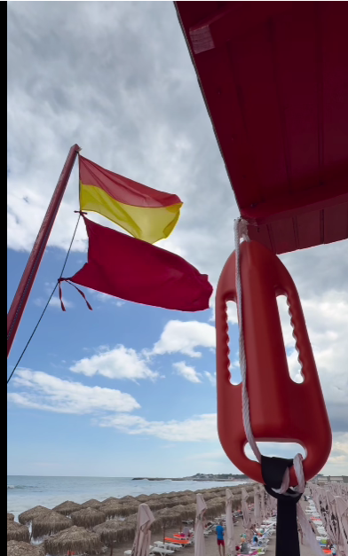 Salvamarii au arborat steagul roşu pe plajele din Eforie – Marea este agitată, iar curenţii sunt puternici / Scăldatul este interzis – VIDEO