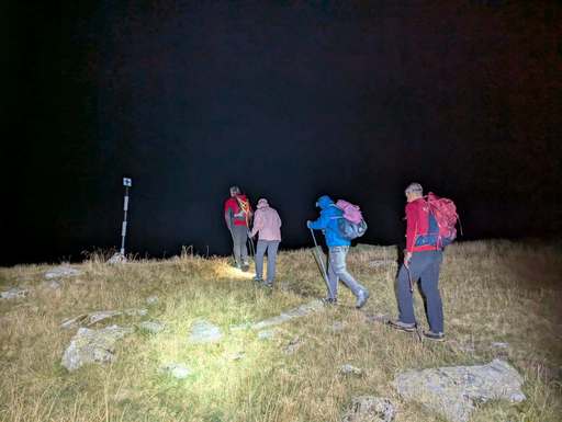 Operaţiune dificilă a salvamontiştilor pentru recuperarea a doi turişti, epuizaţi, pe care i-a prins noaptea pe traseul Lacul Călţun - Tunel Transfăgărăşan / După cinci ore, turiştii au fost coborâţi în siguranţă / Recomandări