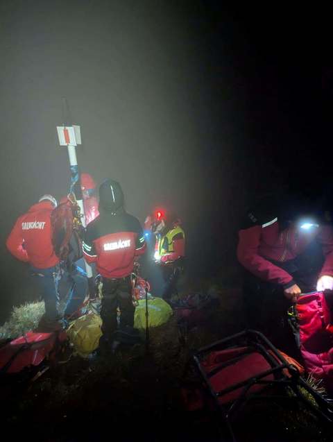 Toţi salvamontiştii din Argeş, implicaţi în recuperarea trupului unui turist care a murit după ce a căzut în Munţii Făgăraş, la Vârful Mircii/ Zona, foarte expusă şi dificilă/ Turiştii, avertizaţi că răspunsul la alte intervenţii ar putea fi întârziat