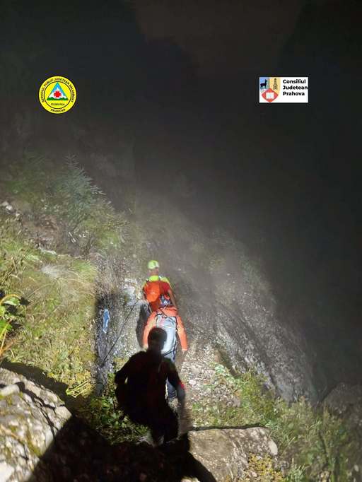 Prahova: Doi turişti care au rămas blocaţi pe Jepii Mici din cauza vremii nefavorabile, recuperaţi de salvamontişti