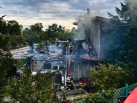 Incendiu violent într-o comună din judeţul Giurgiu – Focul a pornit într-un şopron în care era folosit un arzător alimentat cu butelie şi s-a extins la acoperişul a două case / Un bărbat de aproximativ 75 de ani a suferit arsuri