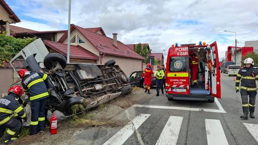 Şase persoane, rănite după ce un microbuz s-a răsturnat pe şoseaua de centură a municipiului Bistriţa - FOTO
