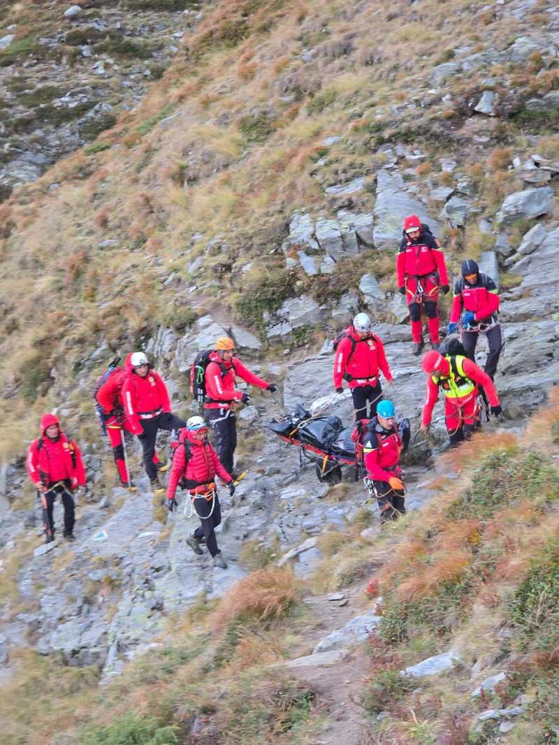 Salvamontiştii au reuşit să recupereze, după o intervenţie de 34 de ore, trupul neînsufleţit al turistului care a căzut 200 de metri în Munţii Făgăraş/ Intervenţia aeriană nu a fost posibilă din cauza ceţii şi a vântului puternic