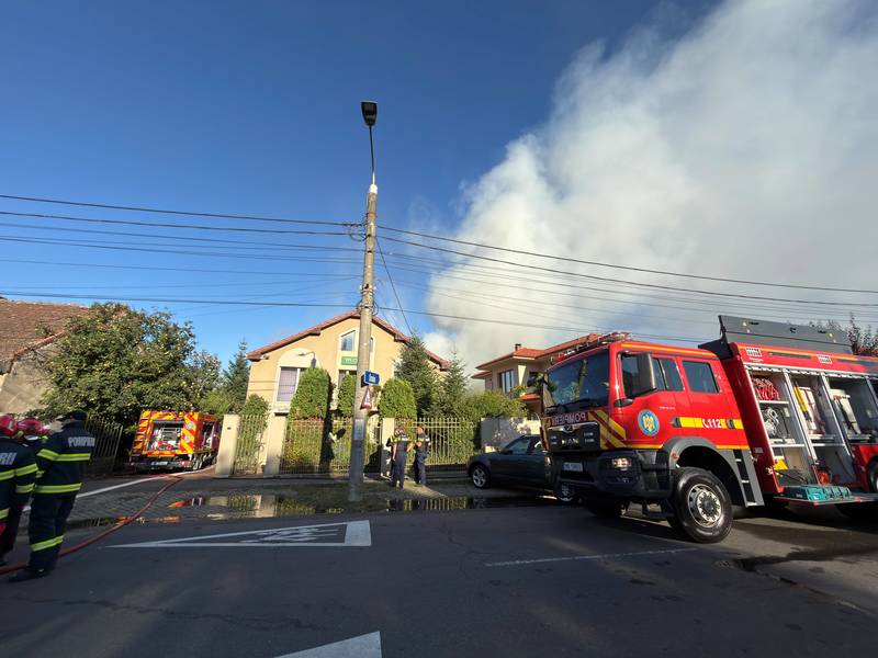 Satu Mare: Incendiu puternic la o hală care aparţine unui producător de încălţăminte/ Operaţiunea de stingere, dificilă din cauza riscului de extindere/ O persoană a suferit arsuri pe 30% din corp