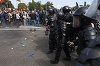Violenţe în Piaţa Victoriei – 47 de persoane duse la unităţile de poliţie pentru audieri / Un bărbat care avea asupra sa un cuţit de 20 de centimetri, reţinut / Zece jandarmi au fost răniţi, iar două autospeciale au fost avariate
