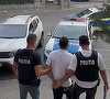 Bărbat din Craiova, reţinut după ce şi-a bătut soţia, căreia i-a tăiat părul şi i-a provocat răni pe faţă/ Poliţiştii au fost anunţaţi de reprezentanţii spitalului unde a ajuns victima