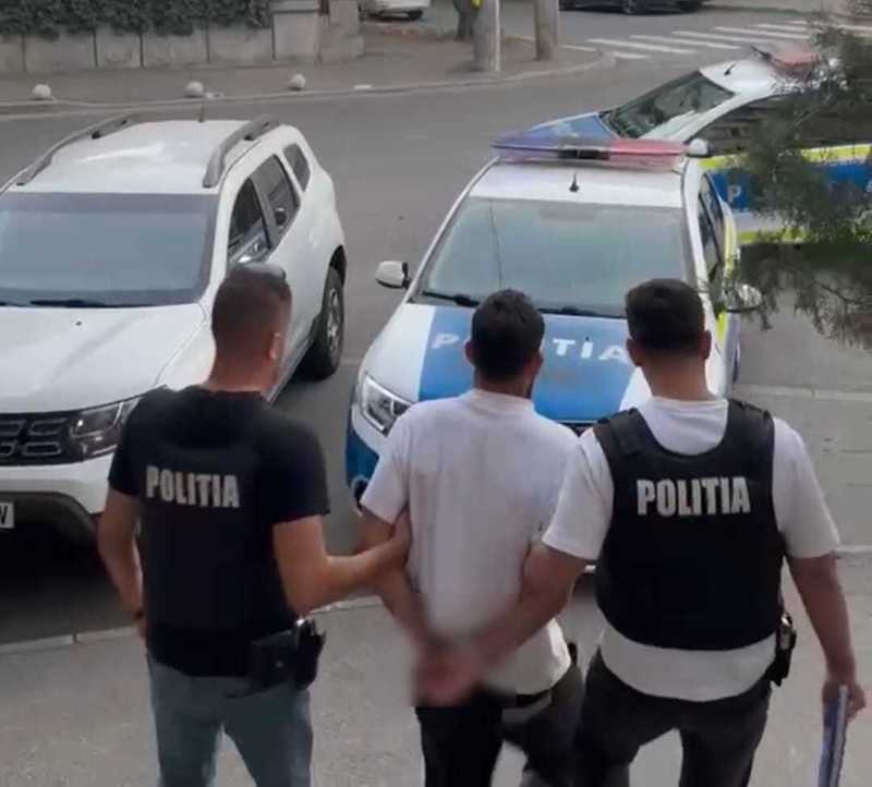 Bărbat din Craiova, reţinut după ce şi-a bătut soţia, căreia i-a tăiat părul şi i-a provocat răni pe faţă/ Poliţiştii au fost anunţaţi de reprezentanţii spitalului unde a ajuns victima