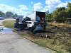 Hunedoara: O maşină a luat foc în mers/ Există riscul ca focul să ajungă la un camion încărcat cu carton, mai multe utilaje agricole, baloţi de paie şi stive de lemne