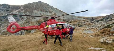 Turistă din Germania care s-a accidentat la o gleznă, în Munţii Retezat, evacuată de salvamontişti cu un elicopter