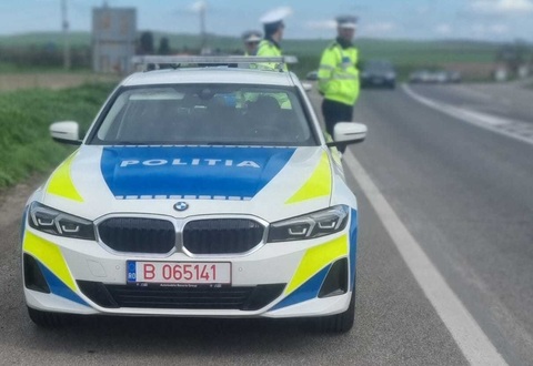 Bucureşti: Doi bărbaţi, la spital după ce o femeie care încerca să parcheze autoturismul a lovit un pieton şi un biciclist, după care a avariat trei maşini oprite