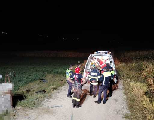 Botoşani: Bărbat de 68 de ani, salvat de pompieri dintr-o fântână adâncă de aproximativ şase metri - FOTO
