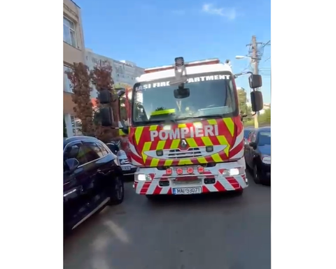 Intervenţie preventivă a ISU după ce în curtea unei şcoli din Iaşi a fost semnalat un recipient etichetat „SO₂”, în apropiere fiind găsite şi două pisici decedate
