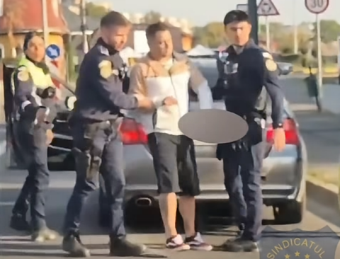Şofer drogat cu ketamină, depistat pe un drum din judeţul Mureş/ Imagini filmate de alt şofer arată cum bărbatul abia se poate ţine pe picioare - VIDEO