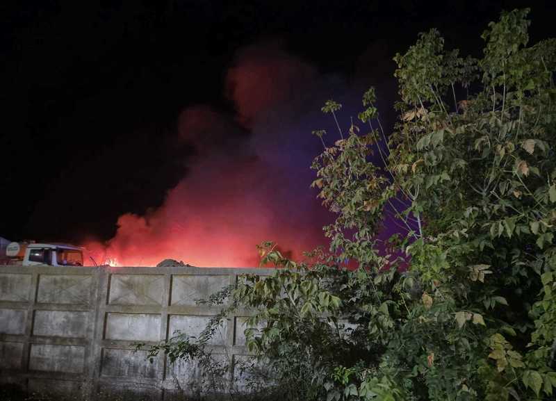 Incendiu puternic în curtea unei firme din Giurgiu. Au ars patru autobetoniere, două camioane și o pompă de beton / Focul ar fi fost pus intenționat - FOTO
