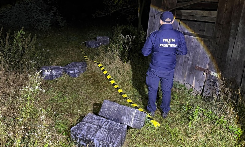 Ţigări de contrabandă, introduse în ţară din Ucraina, cu colete cărate în spate La vederea poliţiştilor de frontieră, contrabandiştii au fugit şi au sărit în apele Tisei, după ce oamenii legii au folosit focuri de armă
