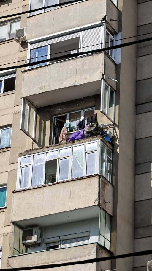 Faţada şi parţile laterale ale unui balcon dintr-un bloc din Sectorul 4 au căzut peste un autoturism/ Nu sunt victime - FOTO, VIDEO