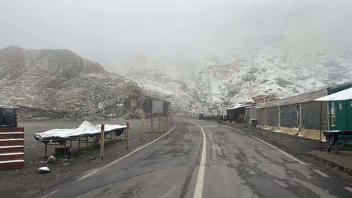 A nins pe Transfăgărăşan – Drumarii avertizează că temperaturile vor scădea sub zero grade şi cer şoferilor să se informeze despre starea drumului înainte de a porni pe tronsonul respectiv