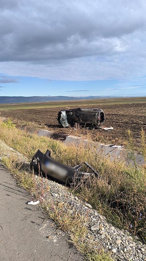 Buzău: Şapte persoane au fost rănite, după ce o maşină s-a răsturnat pe un drum judeţean