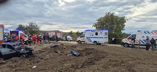 Iaşi: Doi copii şi un adult au murit după ce un autoturism şi un camion s-au ciocnit, pe drumul dintre Paşcani şi Brăteşti/ Alte două persoane, rănite - FOTO
