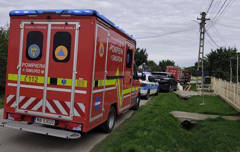 Botoşani: Femeie căzută într-o fântână adâncă de şase metri, salvată de pompieri