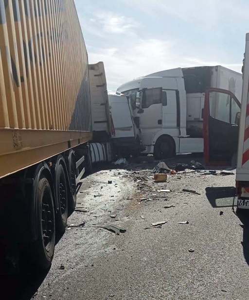 Caraş-Severin: Accident între două TIR-uri şi un microbuz, pe DN 6 / Două femei au murit / Circulaţie deviată  - FOTO