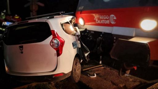 Iaşi: Autoturism în care se aflau şapte persoane, lovit de un tren, la Cepleniţa/ Patru dintre ocupanţii maşinii, scoşi de pompieri/ Toţi cei implicaţi au refuzat evaluarea medicală şi transportul la spital