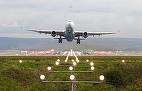 Aterizare de urgenţă pe Aeroportul Otopeni a unui avion al companiei TAROM care decolase din Cluj şi urma să ajungă în Turcia/ Aeronava ar fi lovit un stol de păsări în timpul zborului
