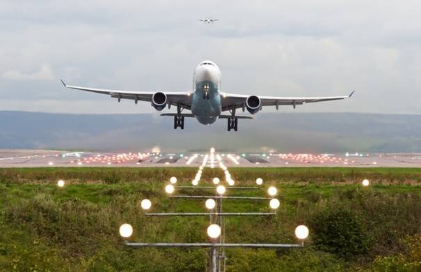 Aterizare de urgență pe Aeroportul Otopeni a unui avion care decolase din Cluj și urma să ajungă în Turcia/ Aeronava ar fi lovit o pasăre în timpul zborului