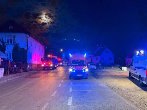 Plan Roşu de Intervenţie la o sală de evenimente din judeţul Sibiu: 11 persoane acuză simptome specifice unei toxiinfecţii alimentare/ Intervin trei echipaje SMURD, şase ambulanţe SAJ şi o autospecială de transport victime multiple - FOTO