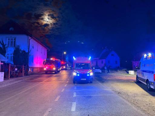 UPDATE - Planul Roşu de Intervenţie la o nuntă din Avrig, unde mai multe persoane s-au simţit rău, a fost dezactivat/ Au intervenit trei echipaje SMURD, şase ambulanţe SAJ şi o autospecială de victime multiple/ Un minor şi 19 adulţi, duşi la spital